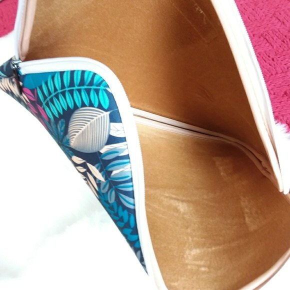 Lisen Floral Zip Zip Laptop Sleeve - Picture 4 of 6